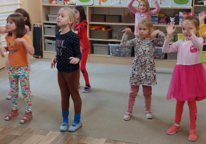 Dzieci w trakcie zajęć tanecznych