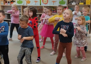 Dzieci w trakcie zajęć tanecznych