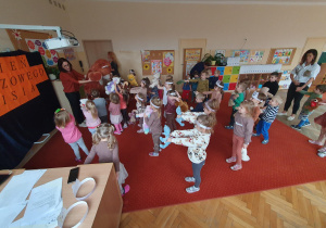Dzieci bawią się podczas Dnia Pluszowego Misia