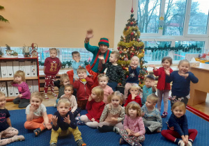 Dzieci z grupy "Misie" pozują z Elfem