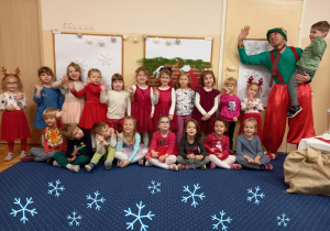Dzieci z grupy "Tygryski" pozują z Elfem