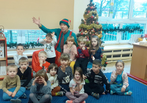 Dzieci z grupy "Żabki" pozują do zdjęcia z Elfem