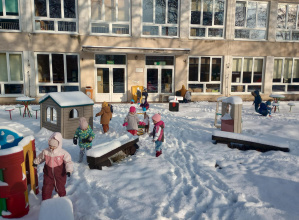 Grudzień, zabawy na śniegu w ogrodzie przedszkolnym