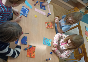 Dzieci dekorują swoje kartki.