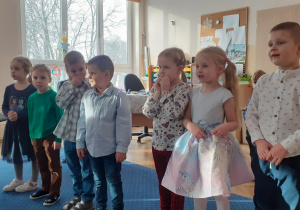Dzieci śpiewają piosenki dla gości.