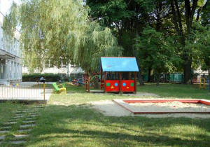 kolorowy domek w ogrodzie przedszkolnym