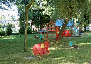 sprężynowy słon do bujania w ogrodzie przedszkolnym