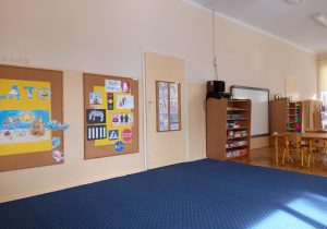 sala z tablicą multimedialną