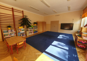 sala z tablicą multimedialną