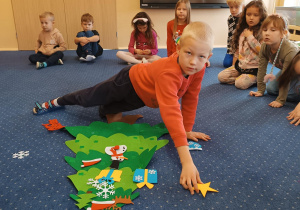 Chłopiec patrzy na płaską choinką