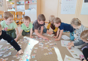 Dzieci pracują na dywanie