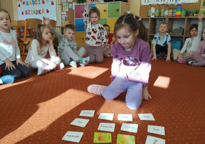 Dziewczynka siedzi w środku koła