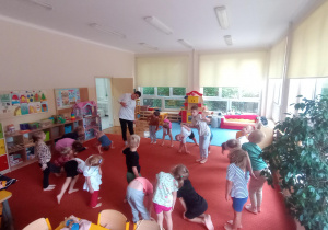 dzieci przechylają się w bok