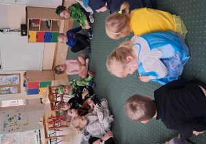 Dzieci siedzą w kole