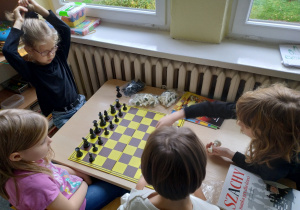 Dzieci w szkupieniu grają w szachy