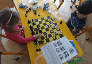Dzieci z szachownicą
